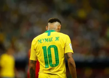 Equipe de Neymar cria plano para melhorar imagem de astro após Copa