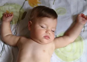 Bebês de até 1 ano deveriam dormir no quarto dos pais, diz estudo