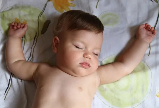Bebês de até 1 ano deveriam dormir no quarto dos pais, diz estudo