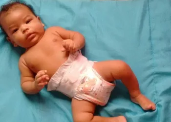 Bebê de dois meses sobrevive à queda de quatro metros de altura