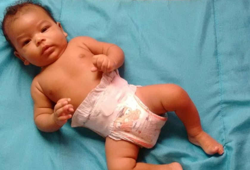 Bebê de dois meses sobrevive à queda de quatro metros de altura