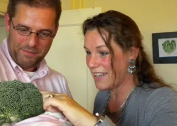 Casal vegetariano adota brócolis como filho!!! Entenda.
