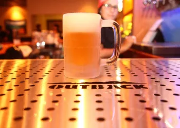 Outback vai dar quatro chopes de graça no Dia do Amigo