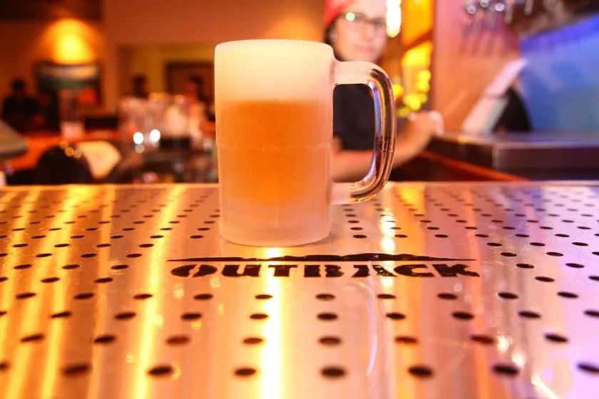 Outback vai dar quatro chopes de graça no Dia do Amigo