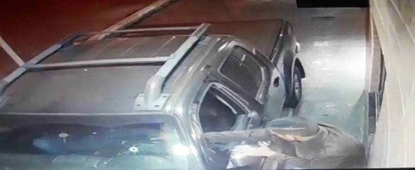 POLICIAL CIVIL REAGE ASSALTO E MATA BANDIDO!! (VIDEO)