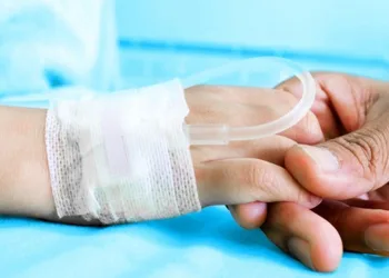 Agora é lei! Faltar no trabalho para levar o filho ao médico é direito dos pais