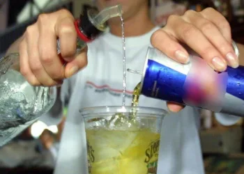 Energético com bebida alcoólica produz efeito similar ao da cocaína, diz estudo