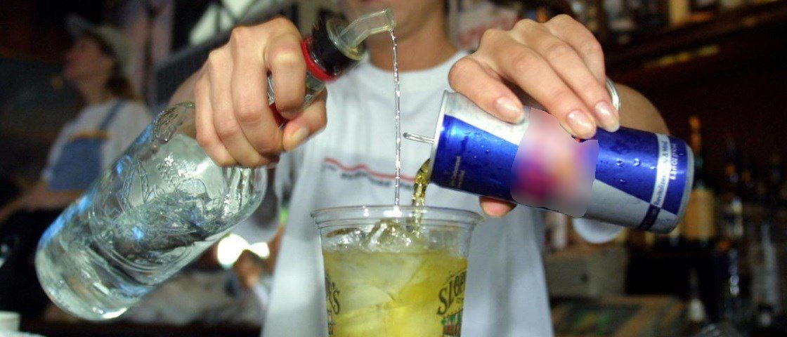 Energético com bebida alcoólica produz efeito similar ao da cocaína, diz estudo