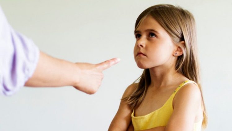 Ser uma “mãe chata” faz filhos crescerem mais bem-sucedidos,