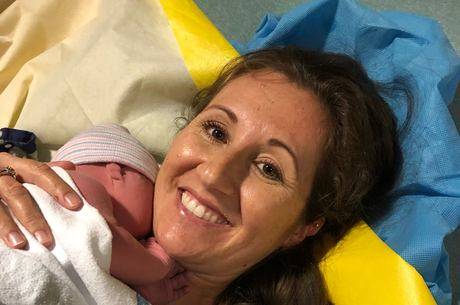 Mãe dá à luz em lanchonete e filha pode comer de graça para sempre