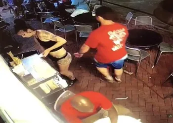 Garçonete toma atitude feroz após cliente passar a mão na bunda dela