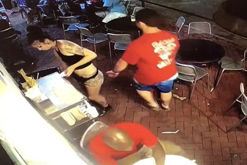 Garçonete toma atitude feroz após cliente passar a mão na bunda dela