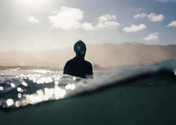 Homem sobrevive a ataque de tubarão após visão de Jesus