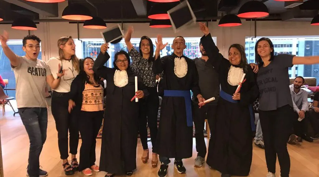 Empresa alfabetiza auxiliares de limpeza ao invés de demiti-los por não saberem ler