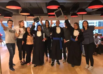 Empresa alfabetiza auxiliares de limpeza ao invés de demiti-los por não saberem ler