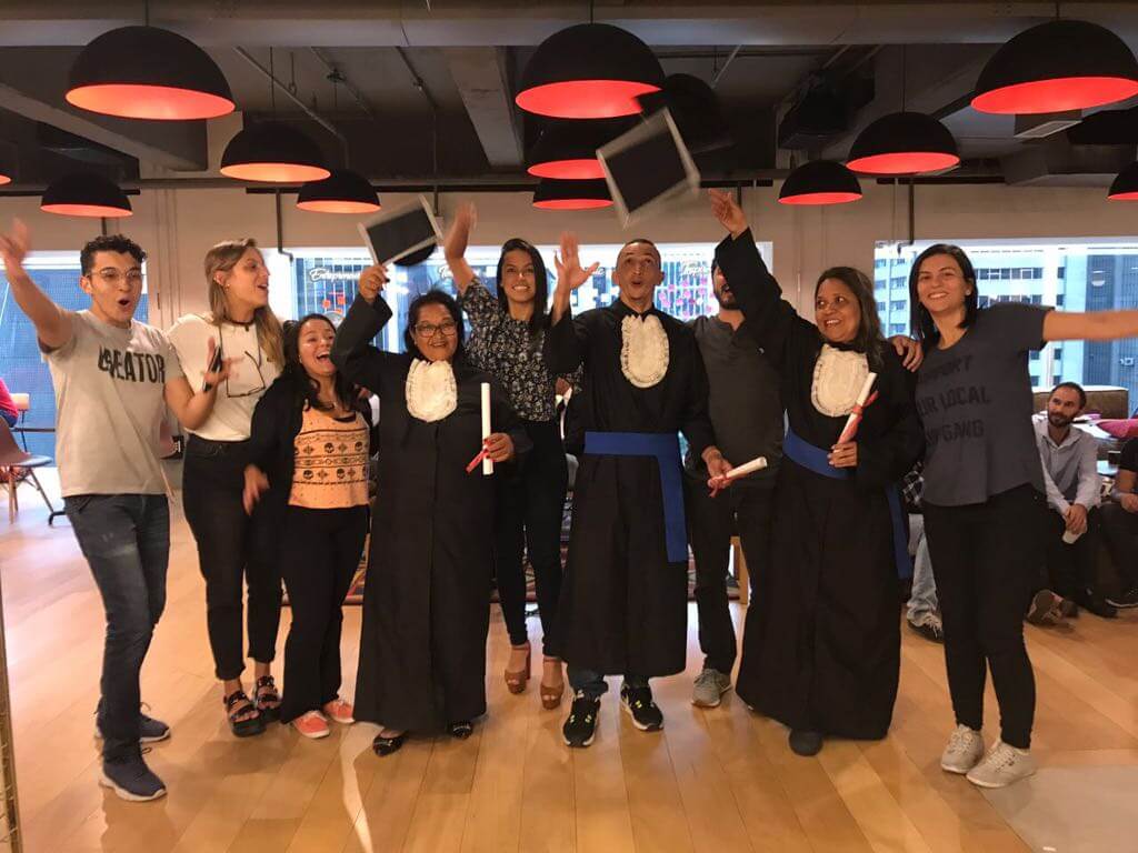 Empresa alfabetiza auxiliares de limpeza ao invés de demiti-los por não saberem ler