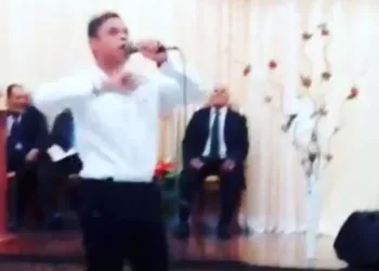cantor gospel revela  em áudio que é gay