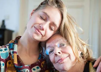 QUANTO MAIS VOCÊ CONVERSAR COM SUA MÃE, MAIS TEMPO ELA VIVERÁ