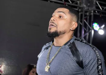 CANTOR SE REVOLTA E XINGA JORNALISTA:”CHEIRADOR DE COCAINA”