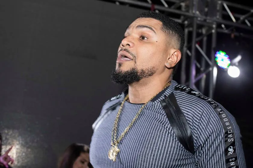 CANTOR SE REVOLTA E XINGA JORNALISTA:”CHEIRADOR DE COCAINA”