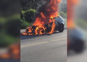 CARRO DE JOGADOR DO FLAMENGO PEGA FOGO E EXPLODE!!