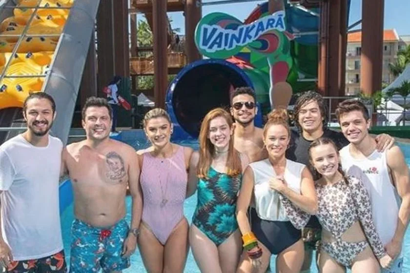 Após morte , artistas apagam fotos em brinquedo do parque famoso