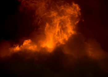 Homem é preso por atear fogo em carro que fechava sua garagem