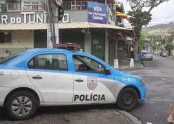 PMs são flagrados furtando bateria de carro no RJ