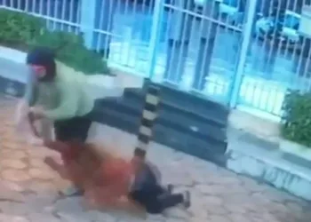 Bandido arrasta idosa durante assalto . Veja vídeo