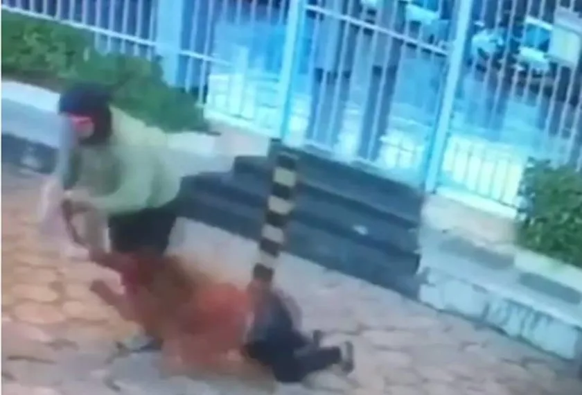 Bandido arrasta idosa durante assalto . Veja vídeo