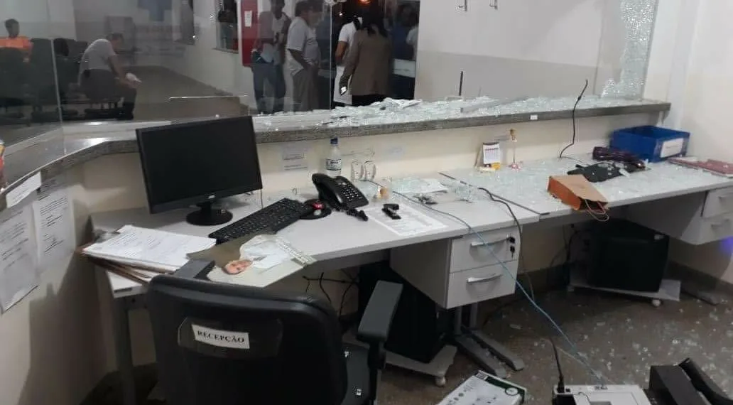 Sem dormir, homem surta e destrói UPA por demora no atendimento; veja vídeo
