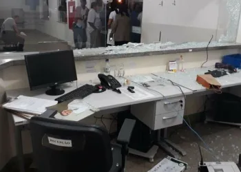 Sem dormir, homem surta e destrói UPA por demora no atendimento; veja vídeo