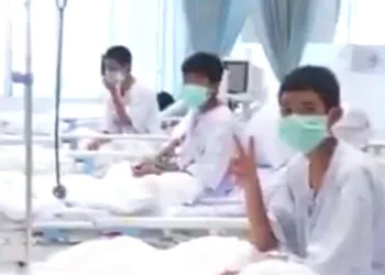 Governo tailandês divulga primeiras imagens de meninos após resgate