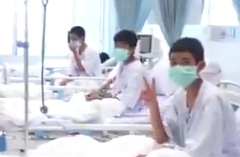 Governo tailandês divulga primeiras imagens de meninos após resgate