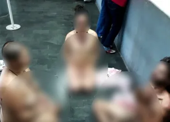 Após tomar chá de Santo Daime, trio é detido e medita nu em delegacia