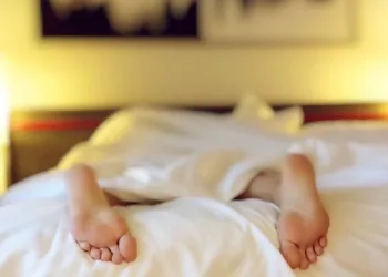 Empresa de colchões procura funcionário para dormir oito horas por noite