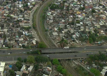 Criminosos com fuzis fazem arrastão na Avenida Brasil