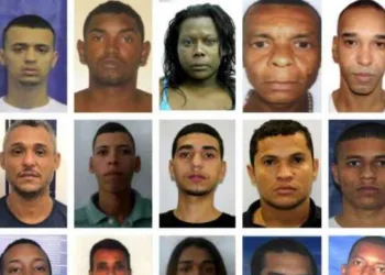 criminosos do PCC montam estrutura em Bangu 4 e batizam novos integrantes