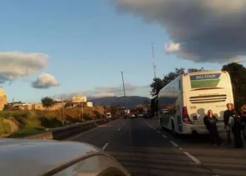 Ônibus é sequestrado por bandidos na Rio-Santos