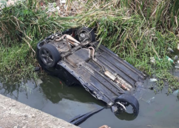 PM morre ao cair com carro em canal no RJ