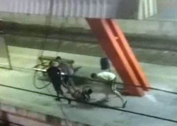 Passageiros agridem suspeito de assaltar em estação de trem no RJ!!