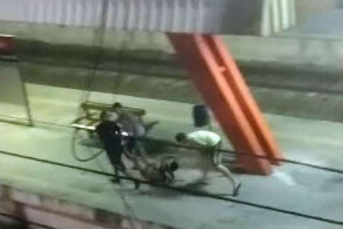 Passageiros agridem suspeito de assaltar em estação de trem no RJ!!