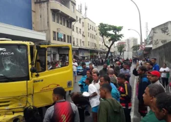 Homem num caminhão atropela 10 , mata mulher e morre no RJ