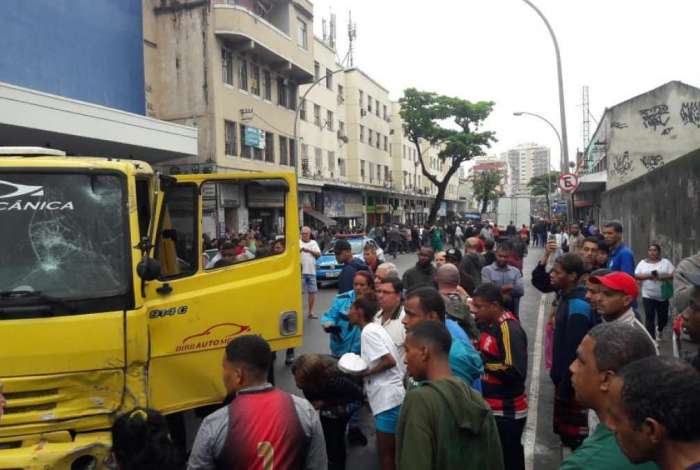 Homem num caminhão atropela 10 , mata mulher e morre no RJ