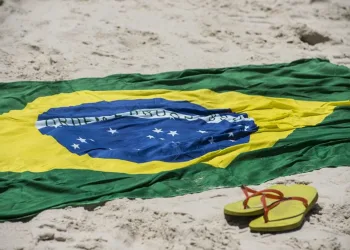 A moda das Havaianas voltou com tudo. Confira