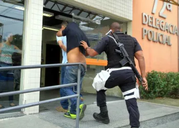 Falsos policiais civis são presos com carro roubado no RJ