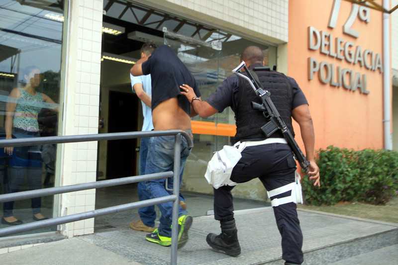 Falsos policiais civis são presos com carro roubado no RJ