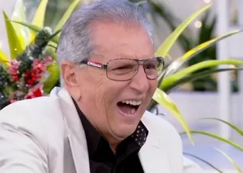 APRESENTADOR APARECE PELADÃO AOS 82 ANOS EM PRAIA DE NUDISMO