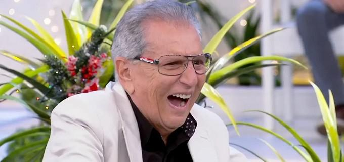 APRESENTADOR APARECE PELADÃO AOS 82 ANOS EM PRAIA DE NUDISMO