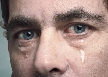 Aqueles que choram vendo filmes são psicologicamente mais fortes